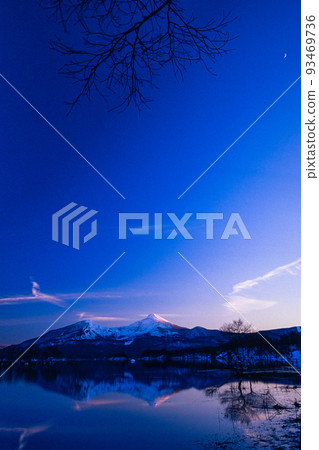 [Fukushima Prefecture Urabandai] Mt. Bandai seen from Lake Hibara at dusk December 93469736