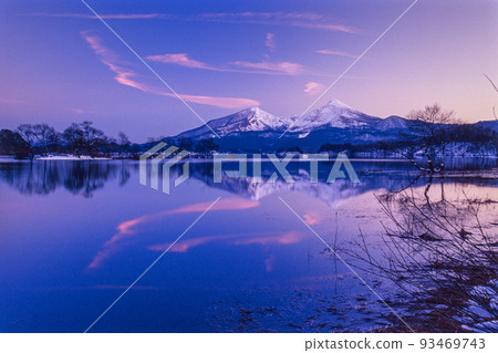 [Fukushima Prefecture Urabandai] Mt. Bandai seen from Lake Hibara at dusk December 93469743