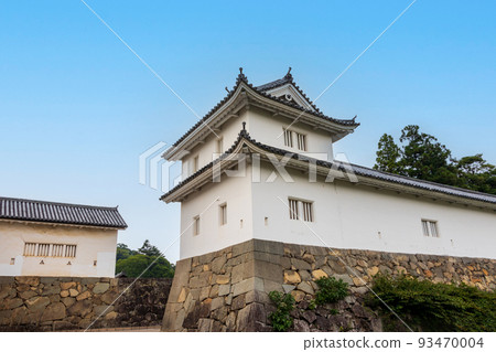Hikone Castle, white double turret standing on the stone wall 93470004