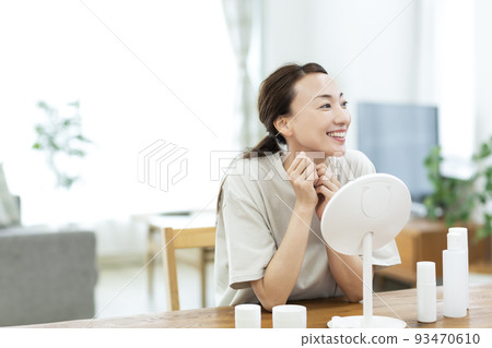 中年婦女的皮膚護理美容 93470610