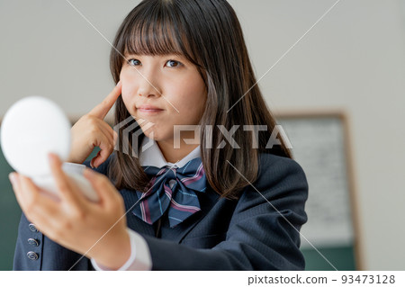 高中女生在學校課間休息時照鏡子 高中女生在學校課間休息時照鏡子 93473128