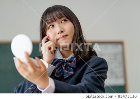 高中女生在學校課間休息時照鏡子 高中女生在學校課間休息時照鏡子 93473130