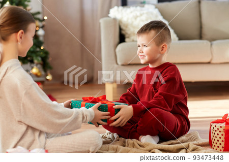 happy children with christmas gift at home happy children with christmas gift at home 93473448
