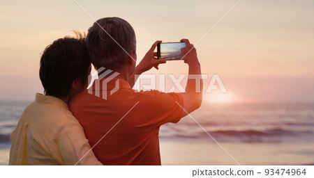elderly couple take pictures 93474964