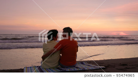 silhouette elderly couple chatting 93474965