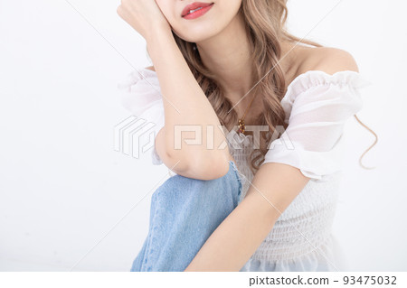 A woman who smiles while resting her chin A woman who smiles while resting her chin 93475032