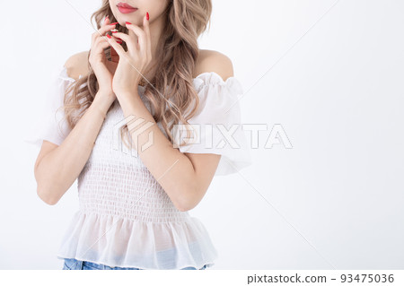 A woman who puts her fingertips on her mouth A woman who puts her fingertips on her mouth 93475036