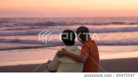 silhouette elderly couple chatting 93475547