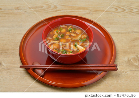 Nameko 味噌湯，日本料理，味噌湯，nameko 和豆腐味噌湯，akadashi 味噌。 93476186