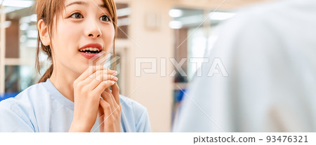 年輕女子瑜伽課的形象 93476321