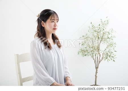 接受采訪採訪的婦女 接受采訪採訪的婦女 93477231