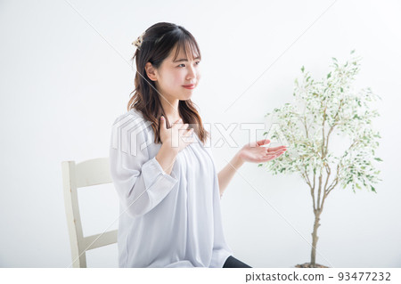 接受采訪採訪的婦女 接受采訪採訪的婦女 93477232