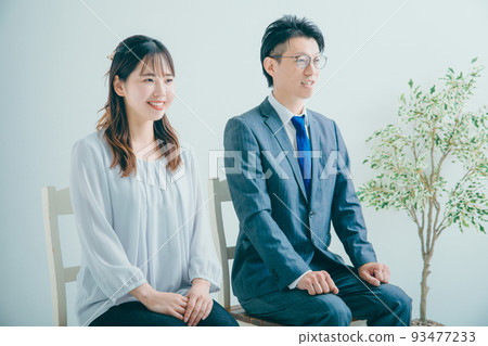 男性和女性面試採訪 男性和女性面試採訪 93477233