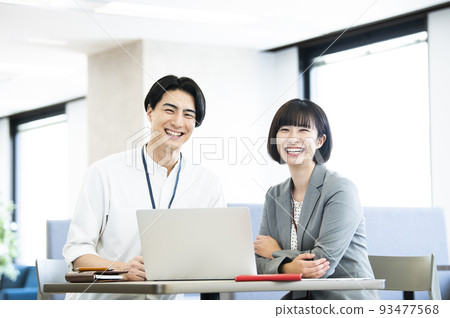 看著相機微笑肖像的商務男女 93477568