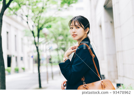 走在城市的一位小姐 93478962