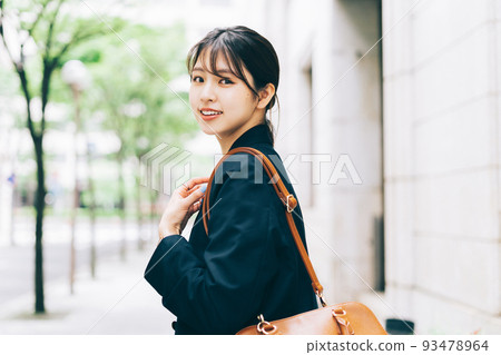 走在城市的一位小姐 93478964