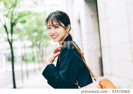 走在城市的一位小姐 93478966