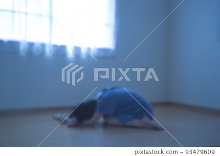 一個因蹲伏和受苦而陷入困境的女人 93479609