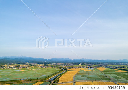 用無人機拍攝金澤平原的金色麥田和稻田 | 石川縣能美市 93480139