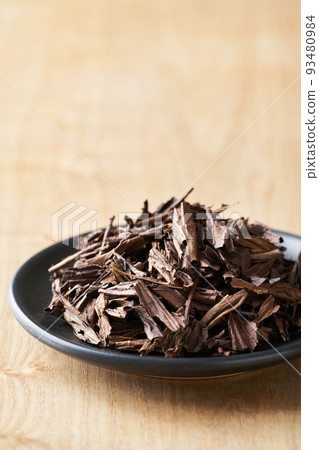 Hojicha tea leaves 93480984