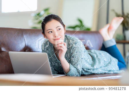女性客廳電腦生活方式新常態 93481278