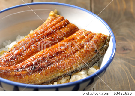 A simple eel rice bowl with grilled eel on top of white rice. 93481659