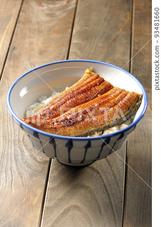 A simple eel rice bowl with grilled eel on top of white rice. 93481660