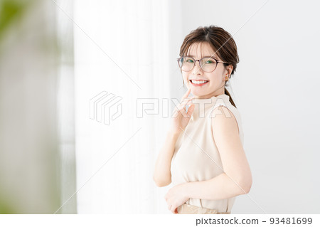 年輕女子，眼鏡，無袖，長發 93481699