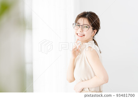 年輕女子，眼鏡，無袖，長發 93481700