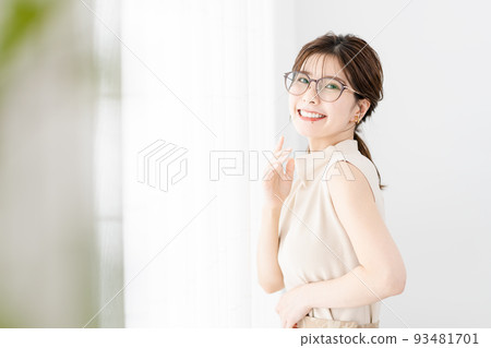 年輕女子，眼鏡，無袖，長發 93481701