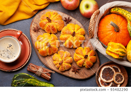 Pumpkin muffins and various pumpkins Pumpkin muffins and various pumpkins 93482290