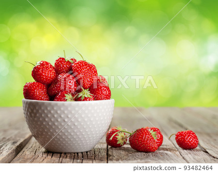 Fresh ripe garden strawberry 93482464