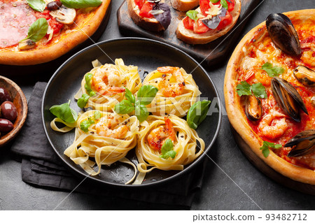 Italian cuisine. Pizza, pasta and toasts Italian cuisine. Pizza, pasta and toasts 93482712