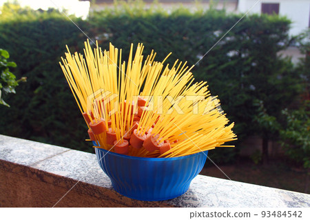 The spaghetti and the wursts 93484542