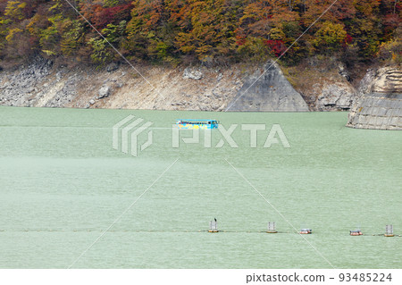Amphibious bus submerged in Lake Yashio 93485224