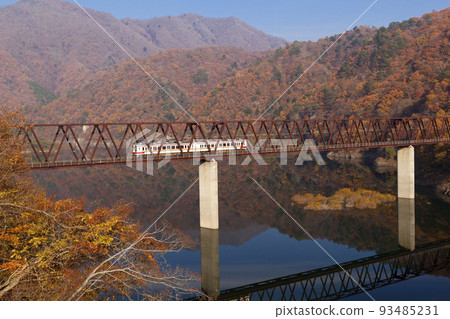 Autumn leaves mountain, Lake Gojuri, Aizu Kinugawa Line Yunishigawa Bridge and train Autumn leaves mountain, Lake Gojuri, Aizu Kinugawa Line Yunishigawa Bridge and train 93485231