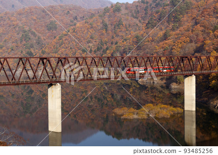 秋葉山、剛十里湖、會津鬼怒川線湯西川橋和火車 93485256