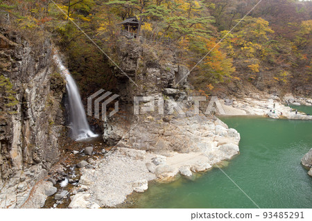 秋天的琉京二見瀑布和五龍神社 93485291