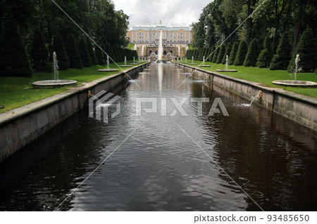 Peterhof Palace with fountains and park in Russia Peterhof Palace with fountains and park in Russia 93485650