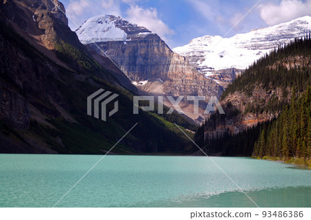 The majestic glacier on top of the turquoise water of Lake Louise The majestic glacier on top of the turquoise water of Lake Louise 93486386