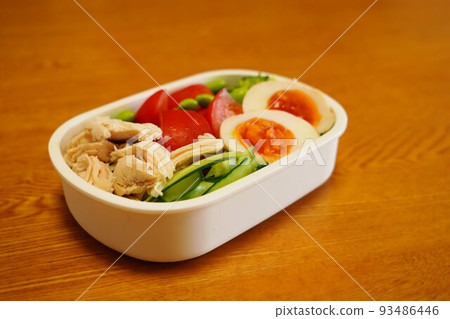 有大量蔬菜的健康手工便當盒 93486446