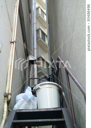 多租戶大樓的背面是這樣的： 當前情況 93486496