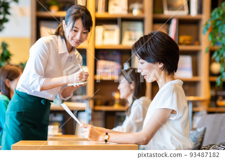 一家咖啡館 93487182