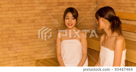 Young woman relaxing in the sauna 93487464