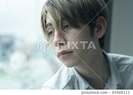 一個雨天在窗邊放鬆的人 一個雨天在窗邊放鬆的人 93489111