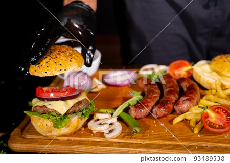 process of making a juicy burger 93489538
