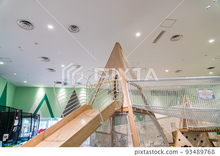 Keio Asobi no Mori no Mori HUGHUG 在木製運動滑梯上玩 Keio Dobutsuen Line Hino City, Tokyo 93489768