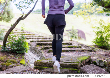 穿著運動服練習越野跑的女人 93492459