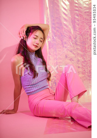 年輕女子的多彩美女肖像 年輕女子的多彩美女肖像 93493834