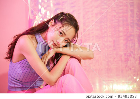 年輕女子的多彩美女肖像 年輕女子的多彩美女肖像 93493858